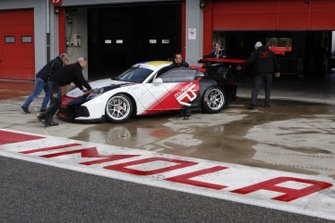 I meccanici del team Tsunami RT spingono la Porsche nel garage