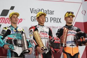 Podium : le deuxième, Lorenzo Dalla Porta, Leopard Racing, le vainqueur Kaito Toba, Honda Team Asia, le troisième, Aron Canet, Max Racing Team