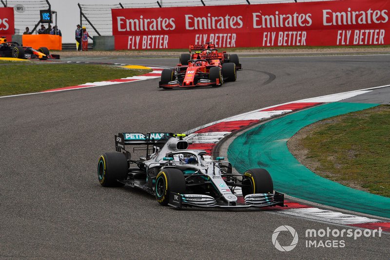 Valtteri Bottas, Mercedes AMG W10, Charles Leclerc, Ferrari SF90, y Sebastian Vettel, Ferrari SF90