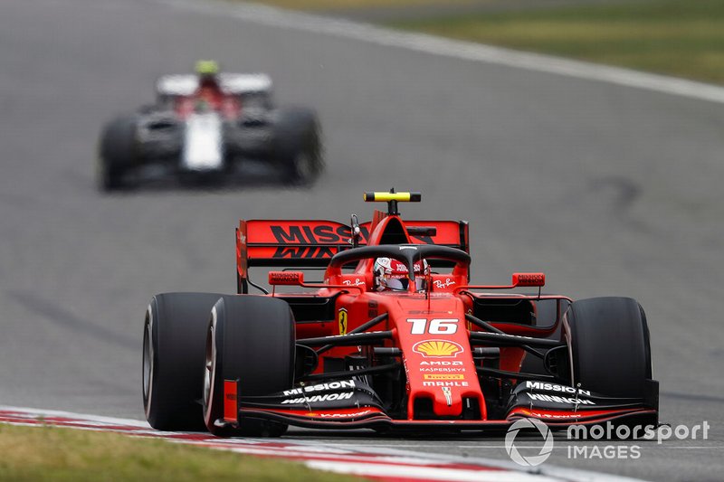 As estratégias de Vettel e Leclerc acabaram diferentes, fazendo com que o piloto do carro #16 também perdesse a quarta colocação para Max Verstappen.