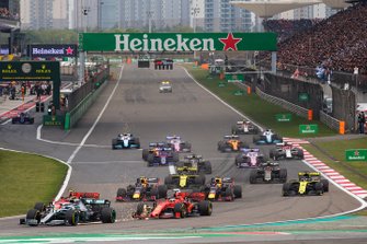 Valtteri Bottas, Mercedes AMG W10, voor Charles Leclerc, Ferrari SF90, Sebastian Vettel, Ferrari SF90, Max Verstappen, Red Bull Racing RB15, Pierre Gasly, Red Bull Racing RB15, Daniel Ricciardo, Renault F1 Team R.S.19, Nico Hulkenberg, Renault F1 Team R.S. 19