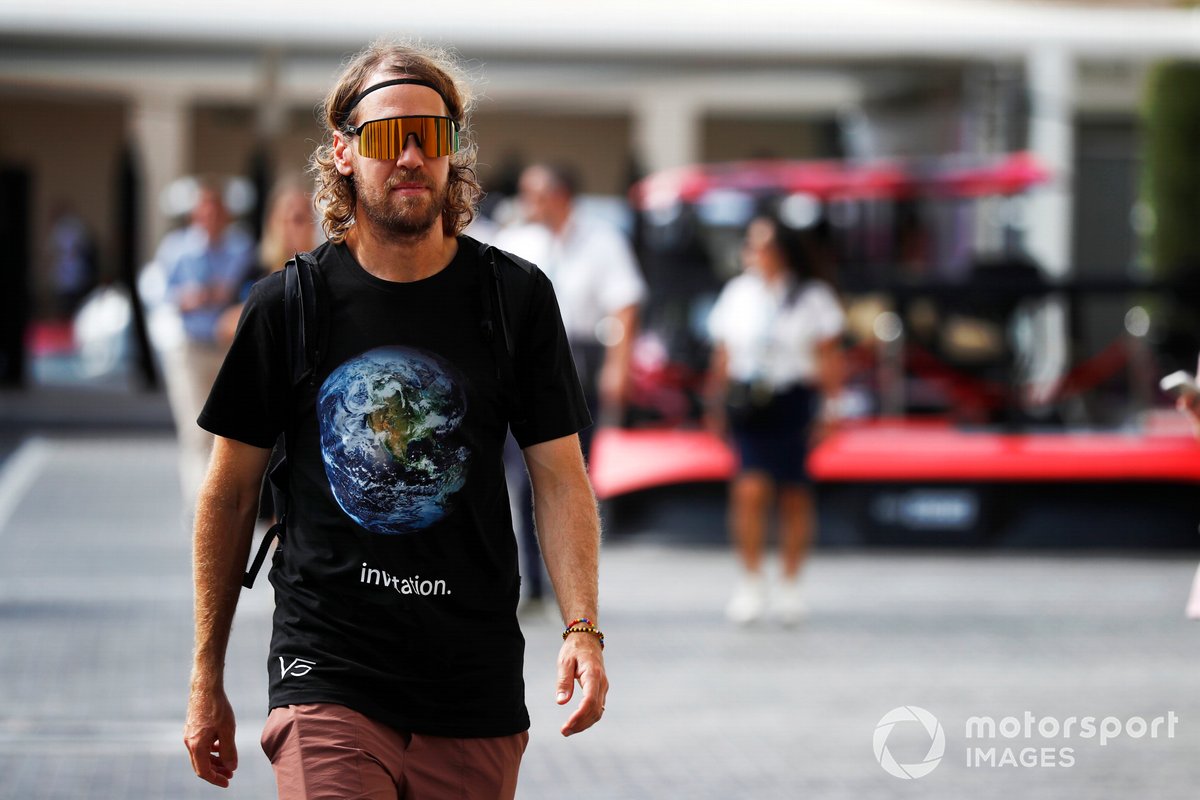 Sebastian Vettel, Aston Martin, llega al paddock
