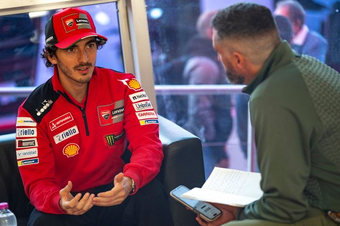 Francesco Bagnaia, Ducati Team, atiende la entrevista de Motorsport.com
