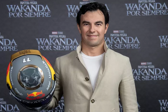 Sergio Pérez, Red Bull Racing con su casco con el diseño de Wakanda Por Siempre de Marvel