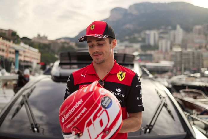 Charles Leclerc, Ferrari con su casco especial del GP de Mónaco
