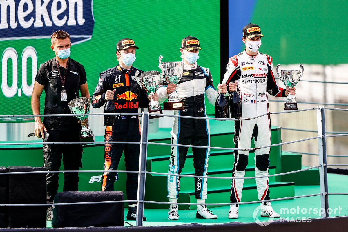 Liam Lawson, Hitech Grand Prix, el ganador Jake Hughes, HWA Racelab y Theo Pourchaire, ART Grand Prix en el podio