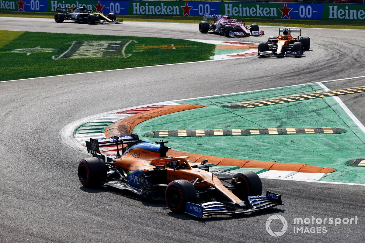Carlos Sainz Jr., McLaren MCL35, Lando Norris, McLaren MCL35, e Sergio Perez, Racing Point RP20