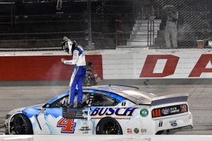 Race Winner Kevin Harvick, Stewart-Haas Racing, Ford Mustang