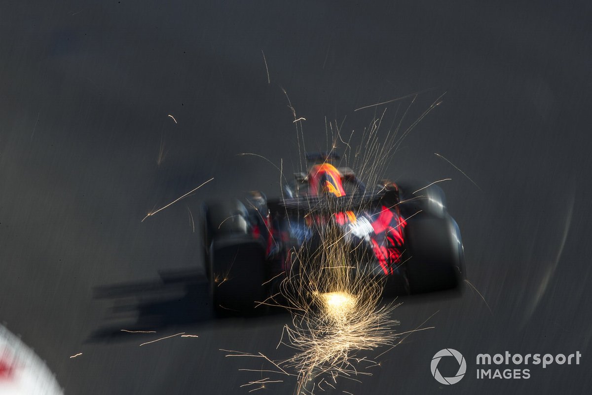 Volano scintille dall'auto di Max Verstappen, Red Bull Racing RB16