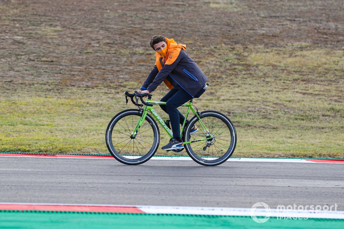 Lando Norris, McLaren, fait son tour de piste à vélo