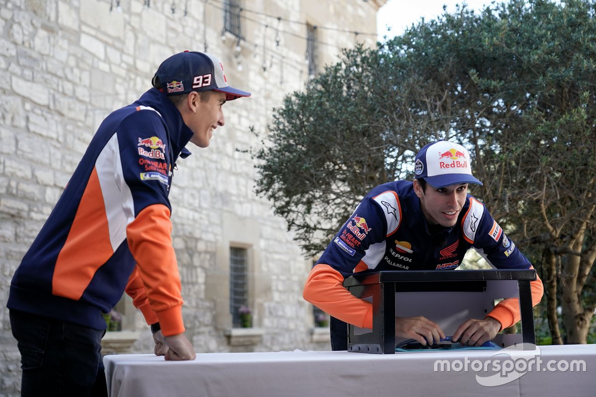 Marc Márquez y Alex Márquez en el juego de la Caja Sorpresa