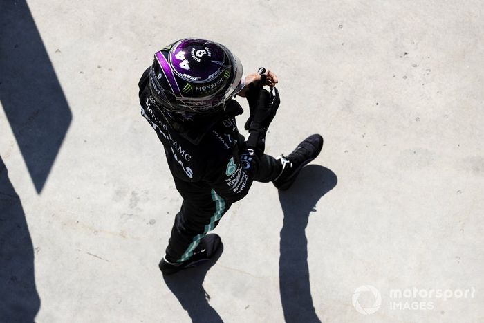 Ganador de la pole Lewis Hamilton, Mercedes-AMG F1 en Parc Ferme 