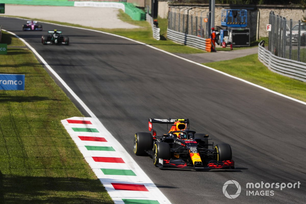 Alex Albon, Red Bull Racing RB16, Valtteri Bottas, Mercedes F1 W11, e Sergio Perez, Racing Point RP20