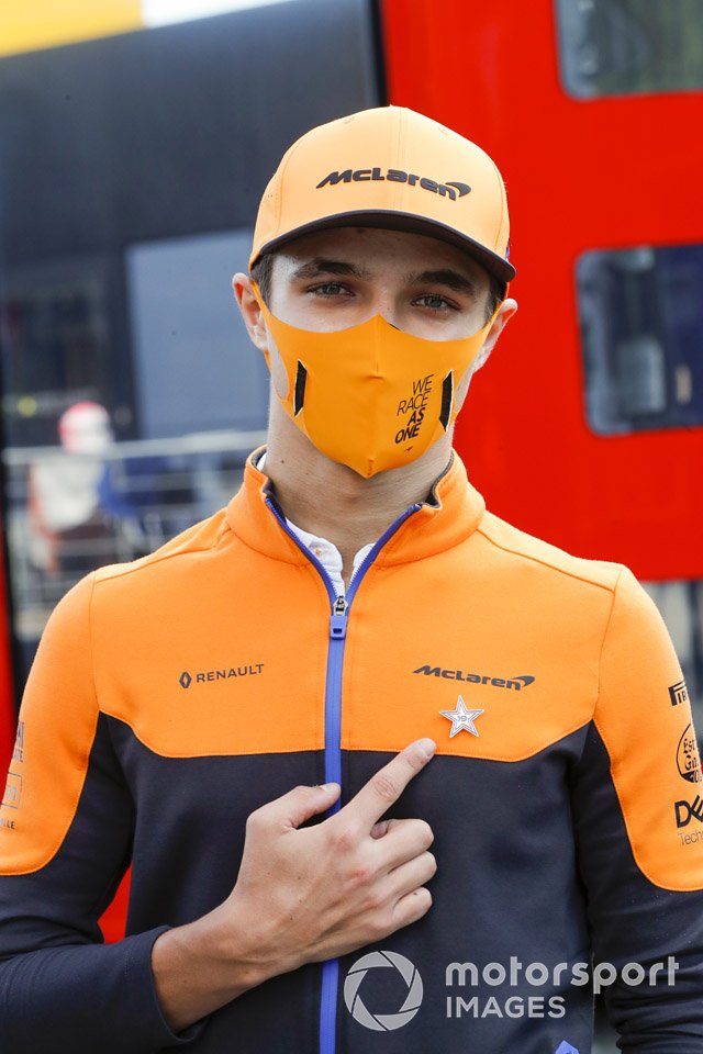 Lando Norris, McLaren, muestra su insignia de homenaje a Anthoine Hubert