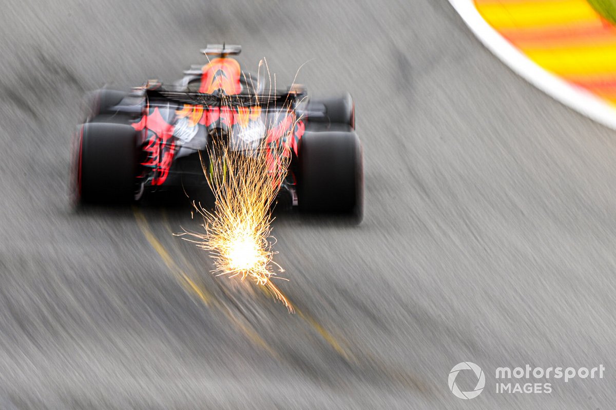 Le scintille volano dell'auto di Max Verstappen, Red Bull Racing RB16
