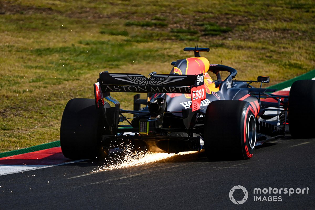 Scintille escono dal posteriore della Red Bull Racing RB16 di Max Verstappen,