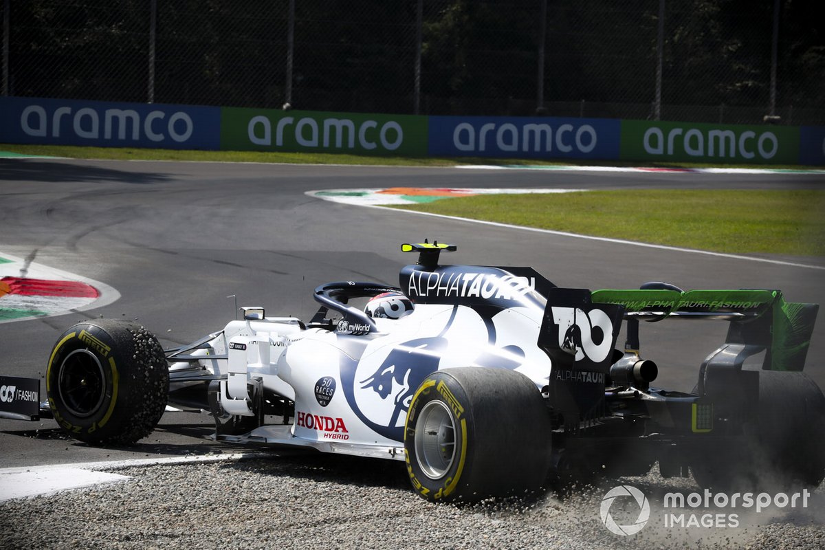 Pierre Gasly, AlphaTauri AT01 esce dalla ghiaia