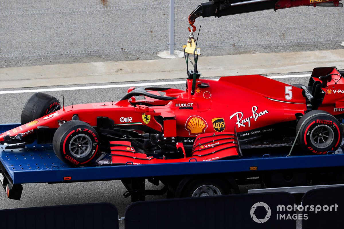 I danni dell'auto di Sebastian Vettel, Ferrari SF1000, sul carroattrezzi