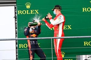 Le vainqueur Yuki Tsunoda, Carlin et le troisième Mick Schumacher, Prema Racing