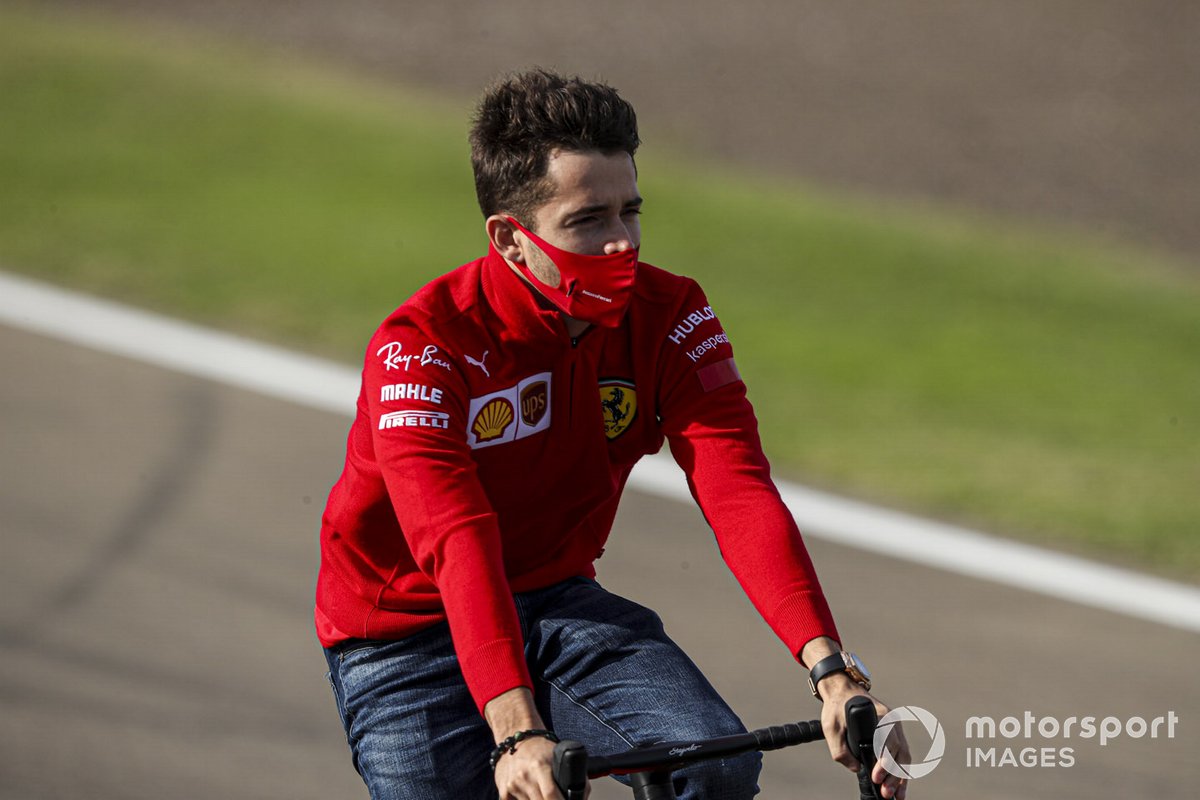 Charles Leclerc, Ferrari, percorre la pista in bicicletta con i compagni di squadra