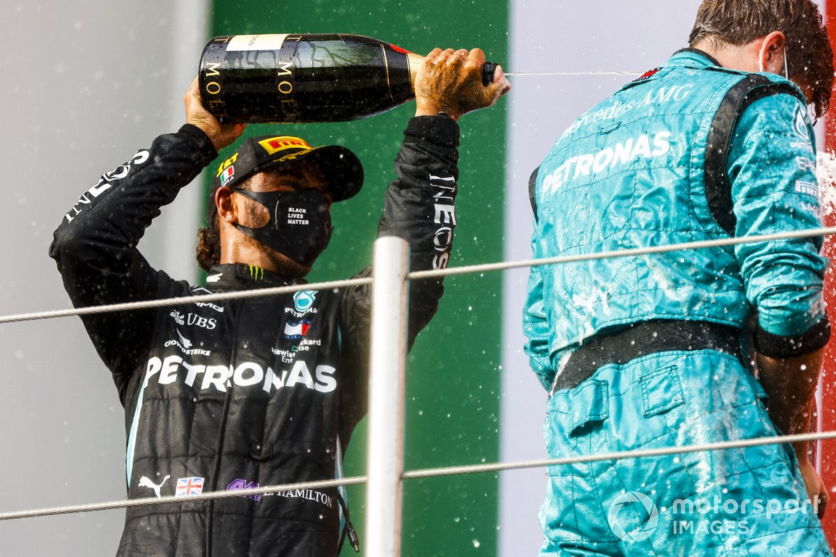 Il vincitore della gara Lewis Hamilton, Mercedes-AMG F1 e Winning Constructor Representative festeggiano sul podio con lo champagne