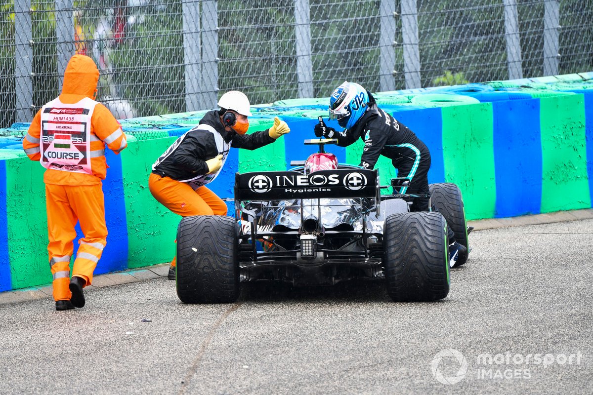 Valtteri Bottas, Mercedes, abbandona la sua auto danneggiata dopo un incidente nell'opening lap