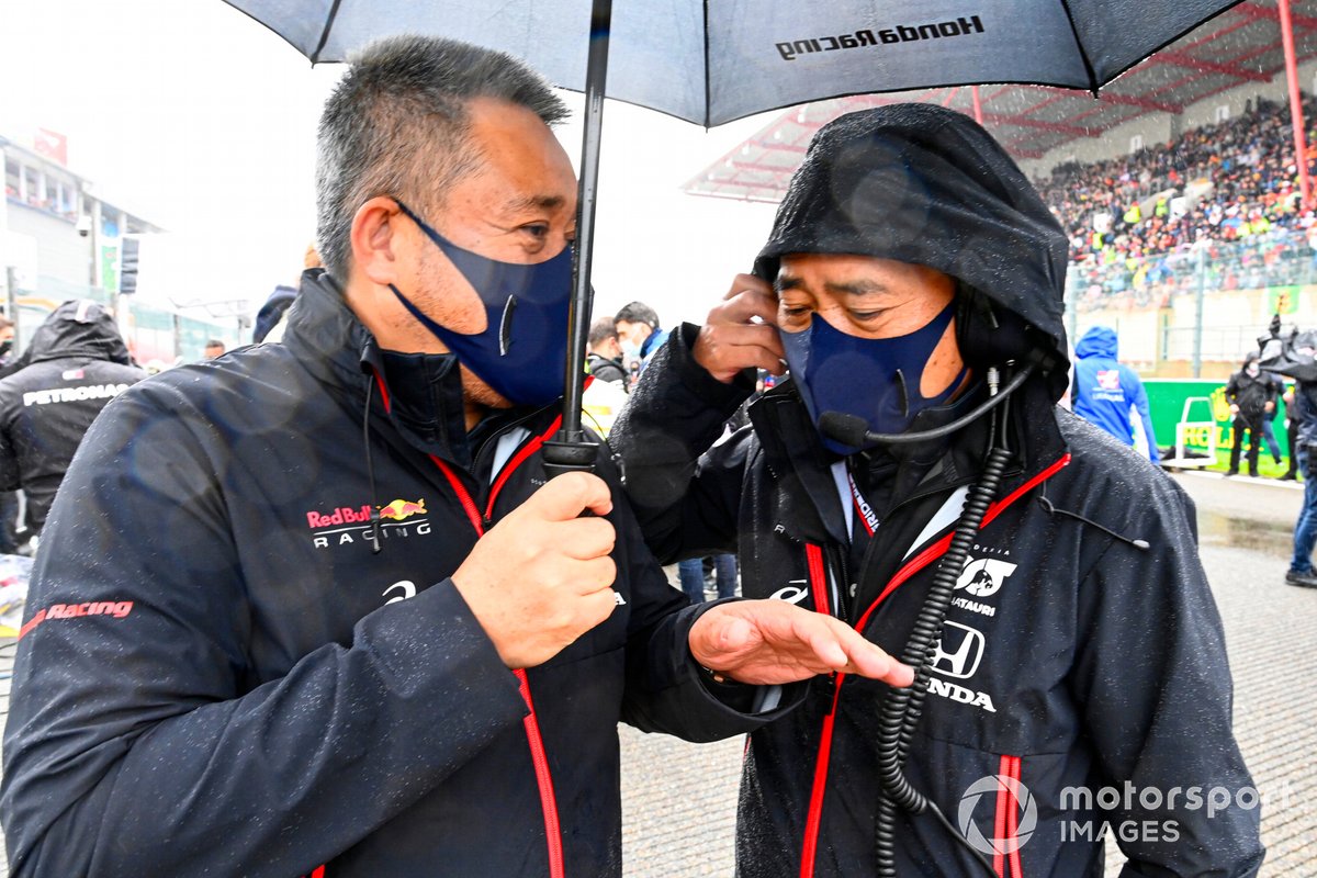 Masashi Yamamoto, General Manager, Honda Motorsport, e Toyoharu Tanabe, F1 Technical Director, Honda, sulla griglia di partenza