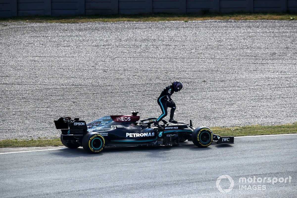 Lewis Hamilton, Mercedes, keluar dari mobil W12 miliknya yang mengalami dalam FP2 F1 GP Belanda 2021.