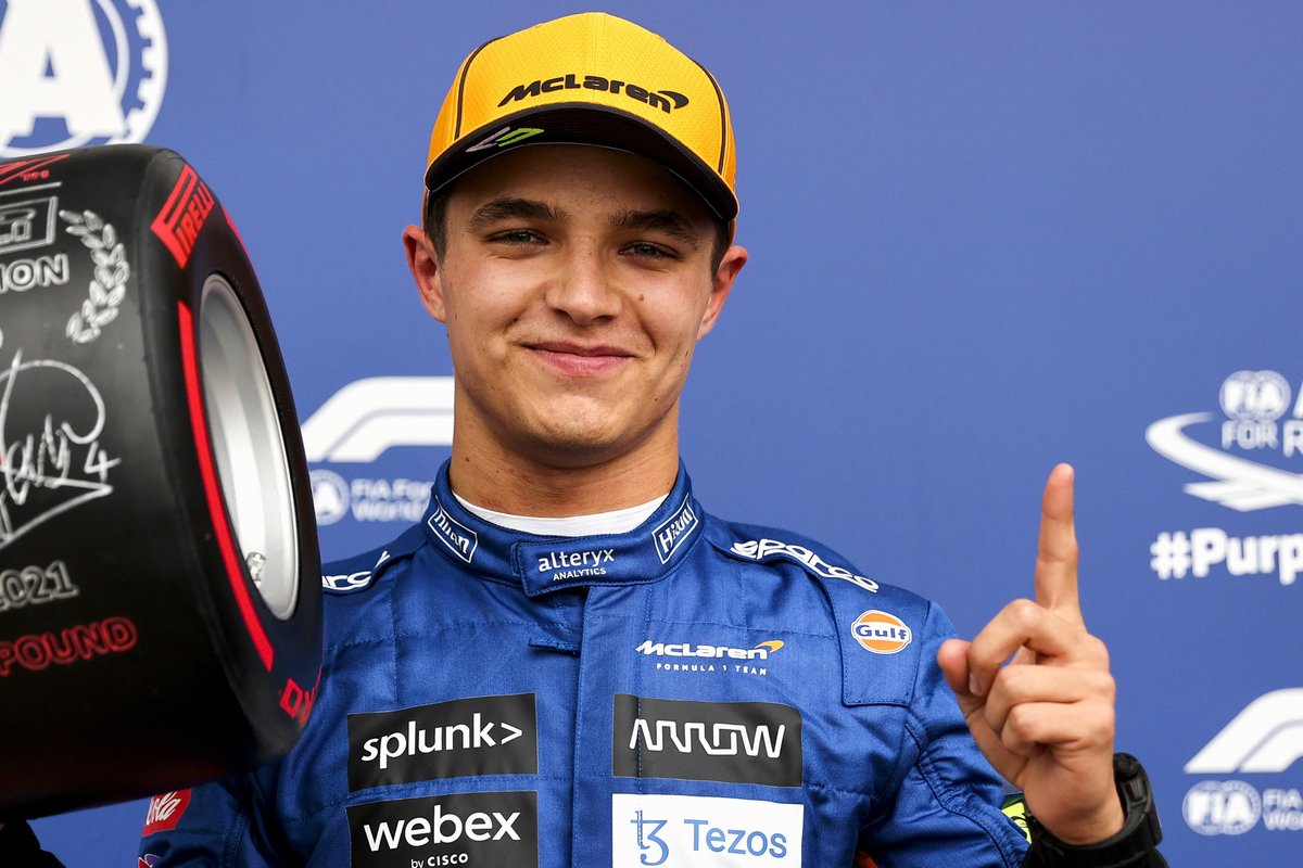 El ganador de la pole, Lando Norris, McLaren, con el premio Pirelli Pole Position