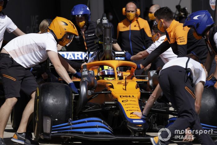 Lando Norris, McLaren MCL35M, en el pit lane