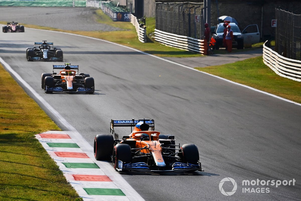 Daniel Ricciardo, McLaren MCL35M, Lando Norris, McLaren MCL35M, e Lewis Hamilton, Mercedes W12