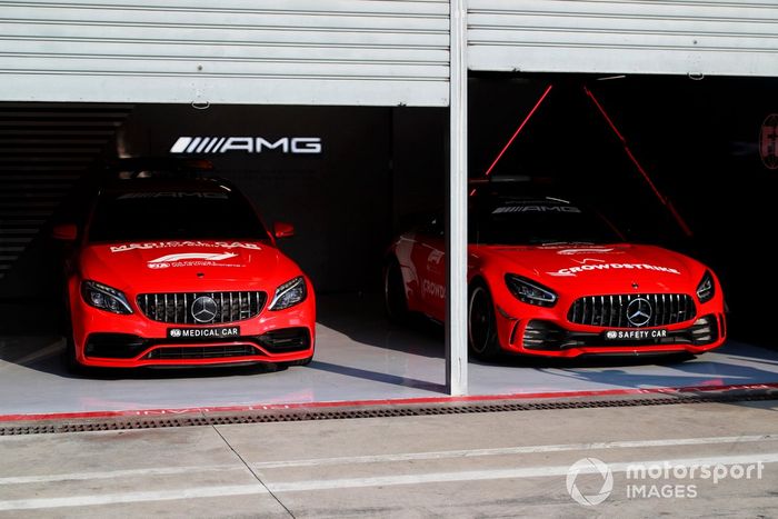 El coche de seguridad y el coche médico