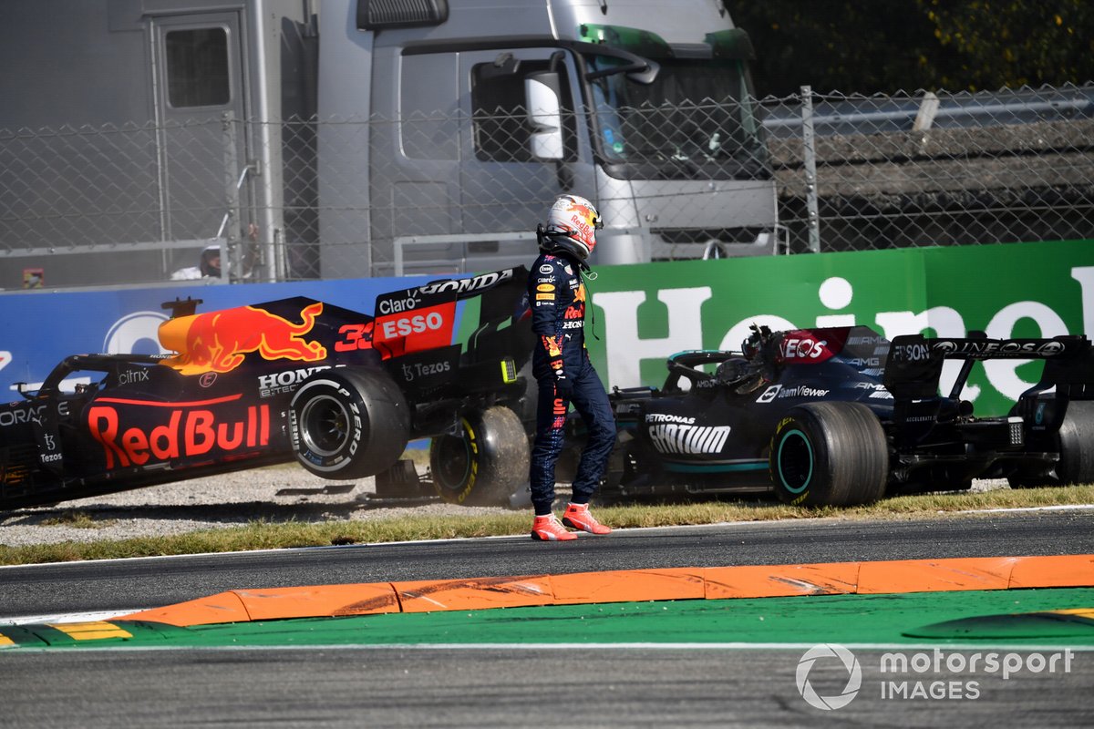 Secuencia del choque de Max Verstappen, Red Bull Racing, que mira a Lewis Hamilton, Mercedes W12