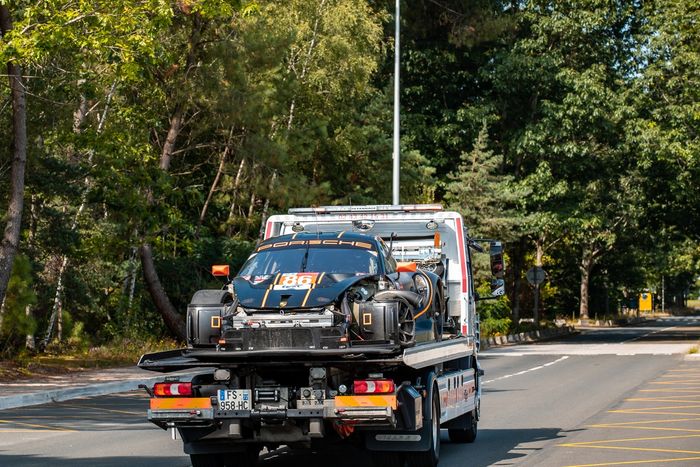 #86 GR Racing Porsche 911 RSR - 19 LMGTE Am, Michael Wainwright, Benjamin Barker, Tom Gamble, tras el accidente