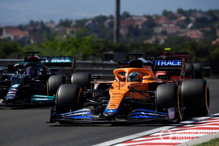 Daniel Ricciardo, McLaren MCL35M, Lewis Hamilton, Mercedes W12