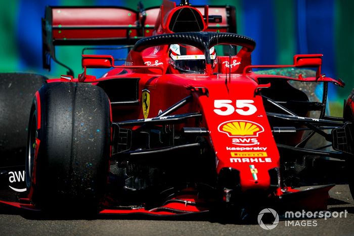 Carlos Sainz Jr., el Ferrari SF21 choca en la clasificación