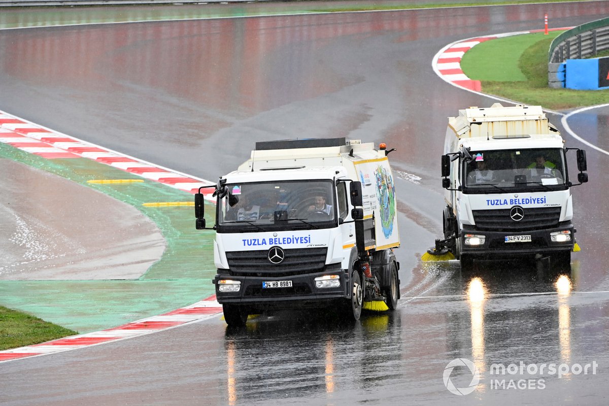 Una máquina barredora evacúa el agua del Istanbul Park
