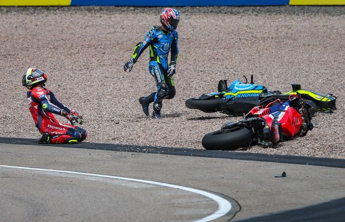 Joan Mir, Honda HRC, Ai Ogura, Trackhouse Racing crash