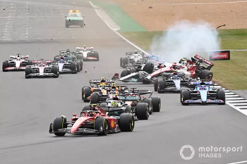 L'incidente che ha coinvolto Zhou Guanyu, Alfa Romeo C42, e George Russell, Mercedes W13 alla partenza della gara