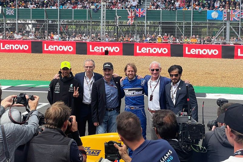 Lewis Hamilton, Stefano Domenicali, CEO de la Fórmula 1, Nigel Mansell, Sebastian Vettel, Greg Maffei CEO de Liberty Media CEO, y Mohammed bin Sulayem, presidente de la FIA