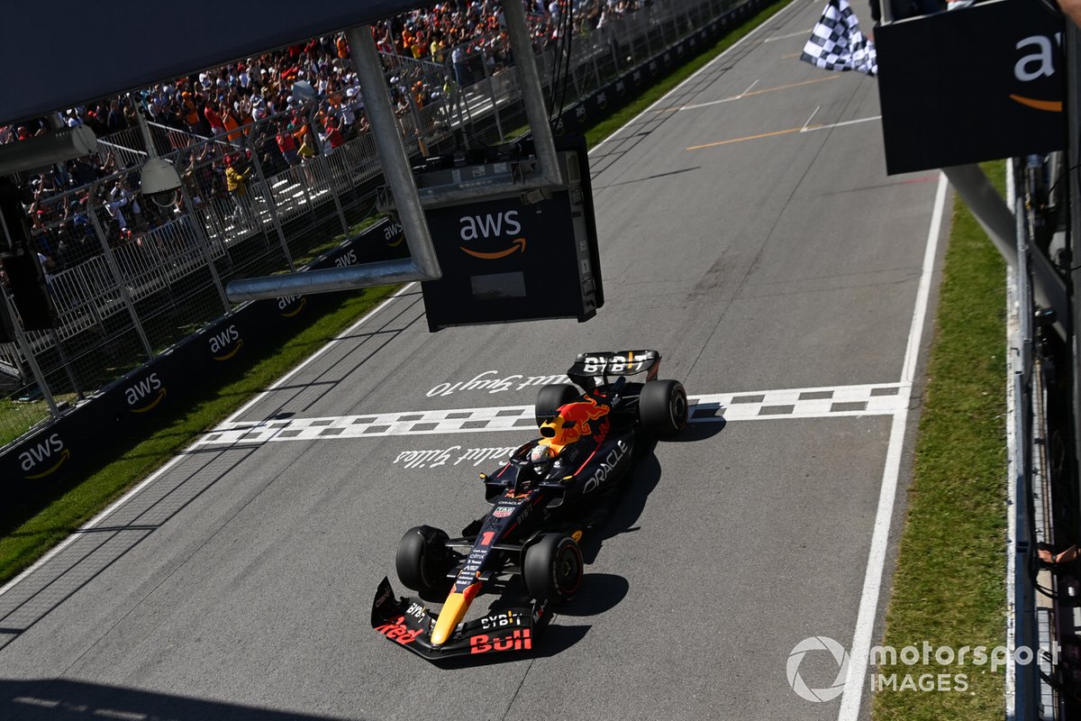 Max Verstappen, Red Bull Racing RB18, 1ª posición, toma la bandera a cuadros