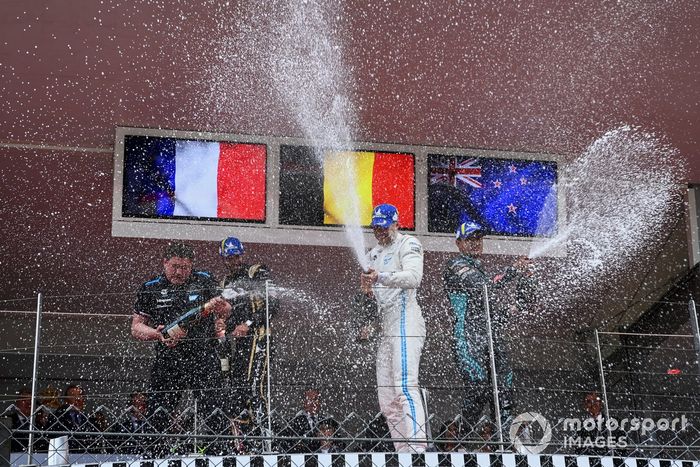 Podio: tercer lugar Jean-Eric Vergne, DS Techeetah, ganador Stoffel Vandoorne, Mercedes-Benz EQ, segundo lugar Mitch Evans, Jaguar Racing