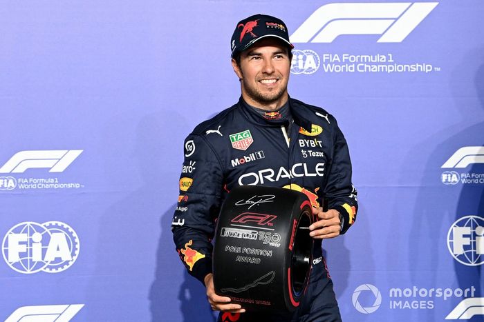 El ganador de la pole, Sergio Pérez, de Red Bull Racing, celebra en el Parc Ferme