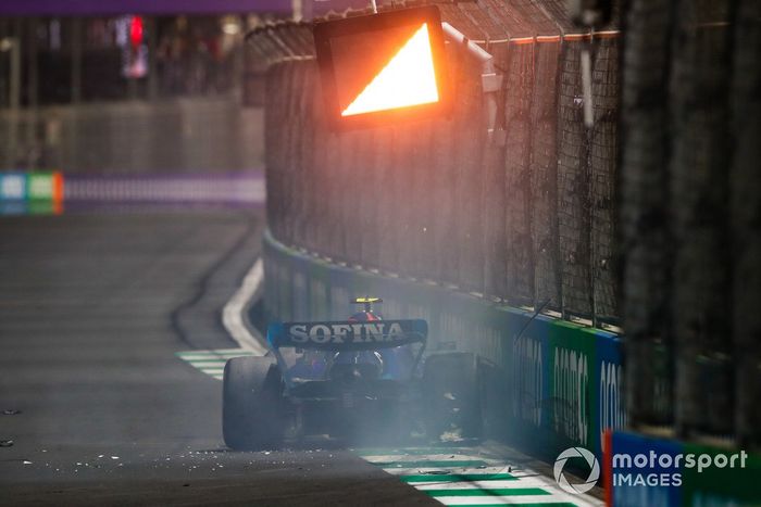 Nicholas Latifi, Williams FW44, se retira tras chocar con el muro