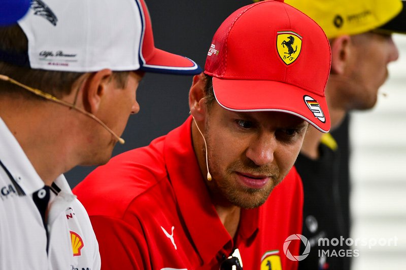 Sebastian Vettel, Ferrari y Kimi Raikkonen, Alfa Romeo Racing en la conferencia de prensa