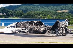 Ausgebranntes Unfallflugzeug von Dale Earnhardt Jr.