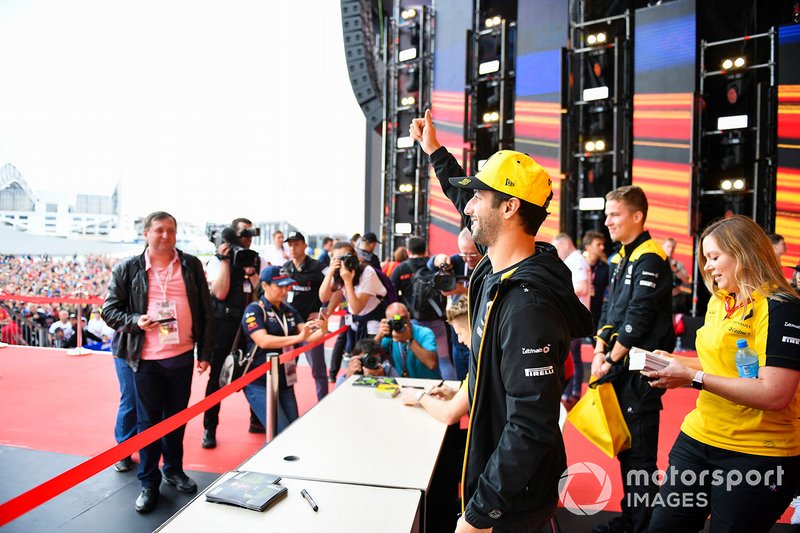 Daniel Ricciardo, Renault F1 Team, meets fans