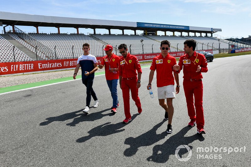 Charles Leclerc, Ferrari recorre la pista con su hermano Arthur Leclerc y sus mecánicos