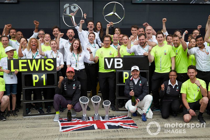 Lewis Hamilton, Mercedes AMG F1, 1st position, Valtteri Bottas, Mercedes AMG F1, 2nd position, and the Mercedes team celebrate
