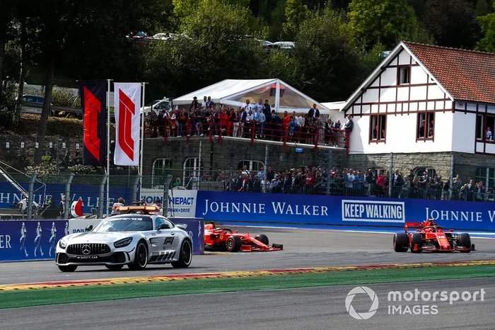 El coche de seguridad lleva a Charles Leclerc, Ferrari SF90 y Sebastian Vettel, Ferrari SF90 